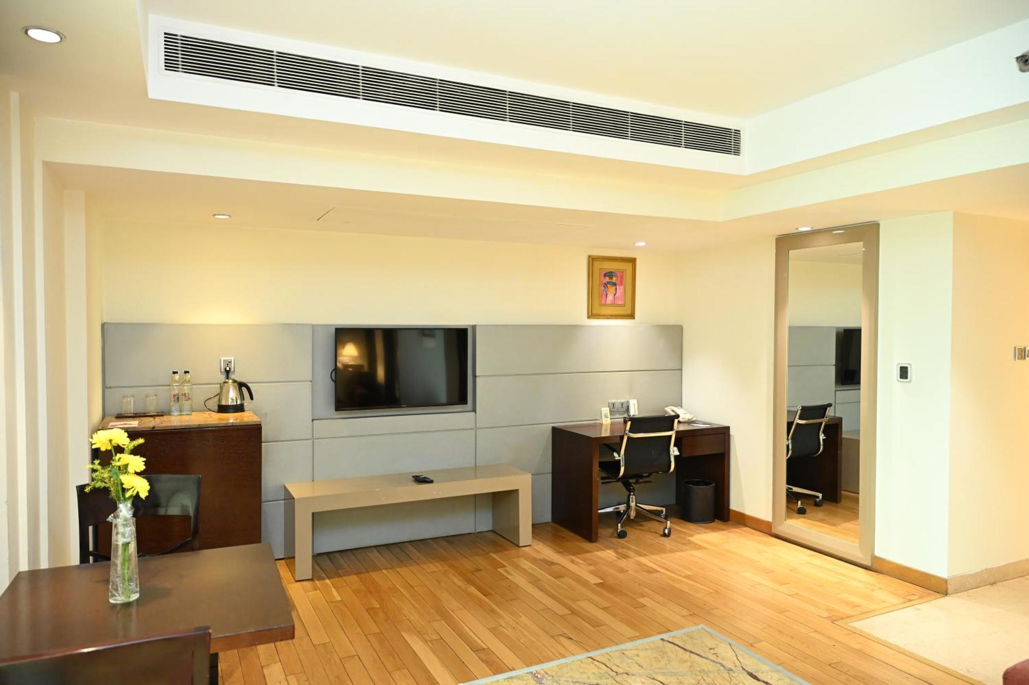 The Lalit 5*